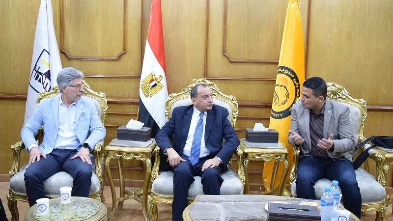 رئيس جامعة بني سويف يستقبل البرتغالي فيتور بيريرا
