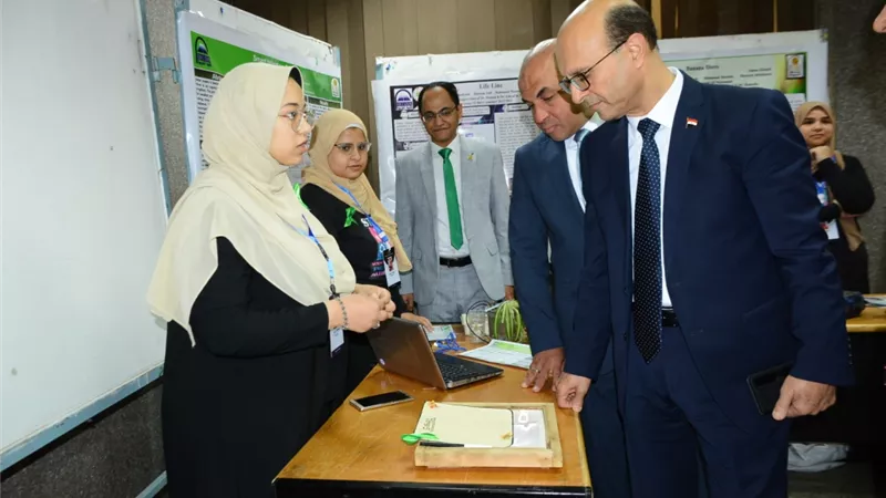رئيس جامعة أسيوط يفتتح الملتقي العلمي الأول للمشروعات صغيره