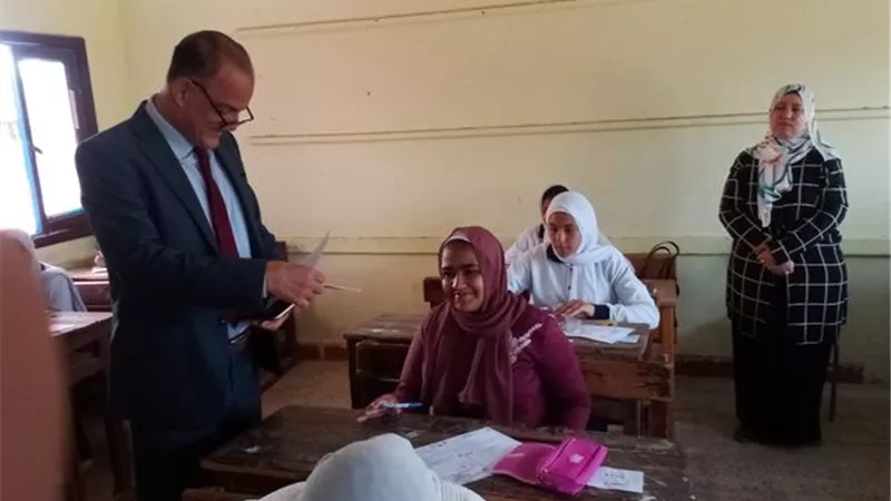 مدير تعليم الإسماعيلية يتفقد لجنة مدرسة بدر الإعدادية بنات..صور