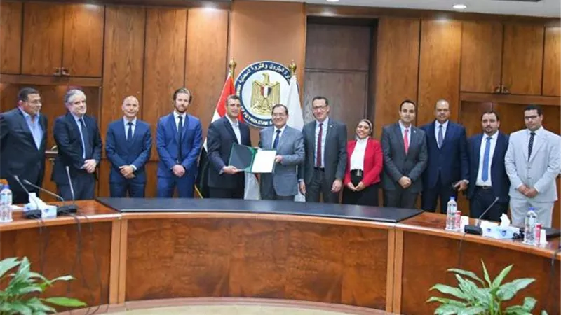 الملا يسلم أول رخصةلتموين السفن بالوقودبالموانئ لمينرفا العالمية