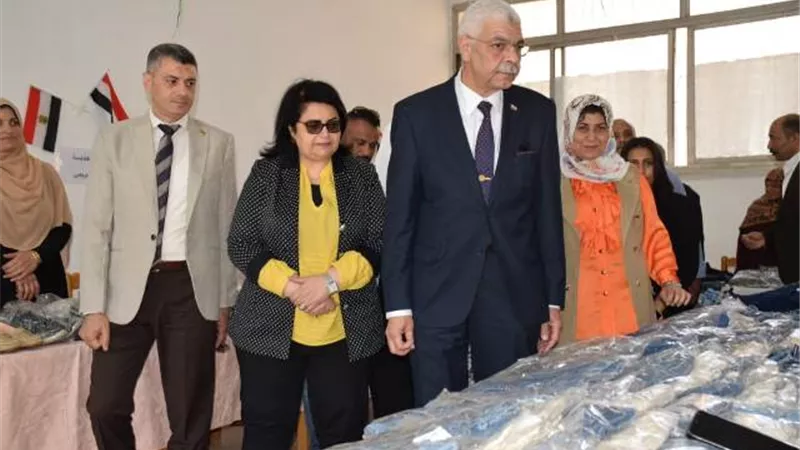 رئيس جامعة المنوفية يفتتح المعرض الخيري للملابس