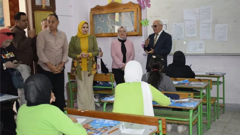 محافظ بورسعيد يتفقد لجان امتحانات الشهادة الإعدادية