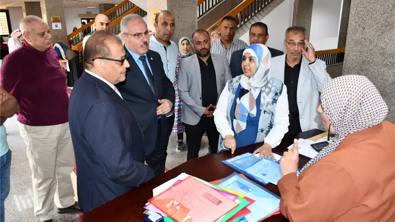 رئيس جامعة القناة يتفقد مكتب تنسيق