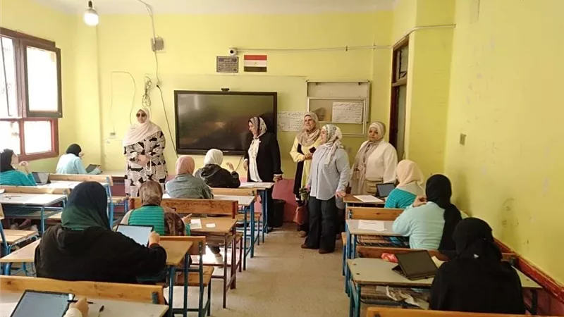 طلاب الصف الأول الثانوي بالجيزة يؤدون امتحاني الفيزياء والفلسفة