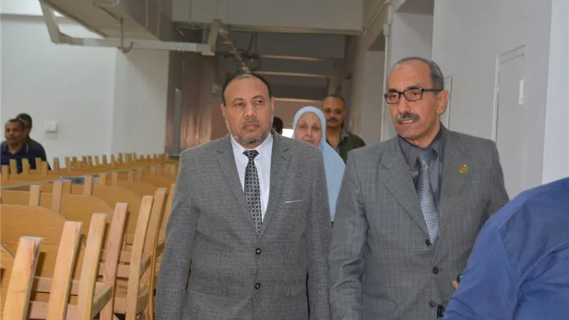 نائب جامعة الأزهر يتفقد معامل التعليم الإلكتروني بتربية أسيوط