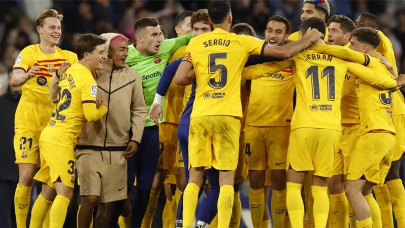 فيديو .. احتفال جنونى لرئيس برشلونة مع لاعبيه بعد الفوز بالدورى