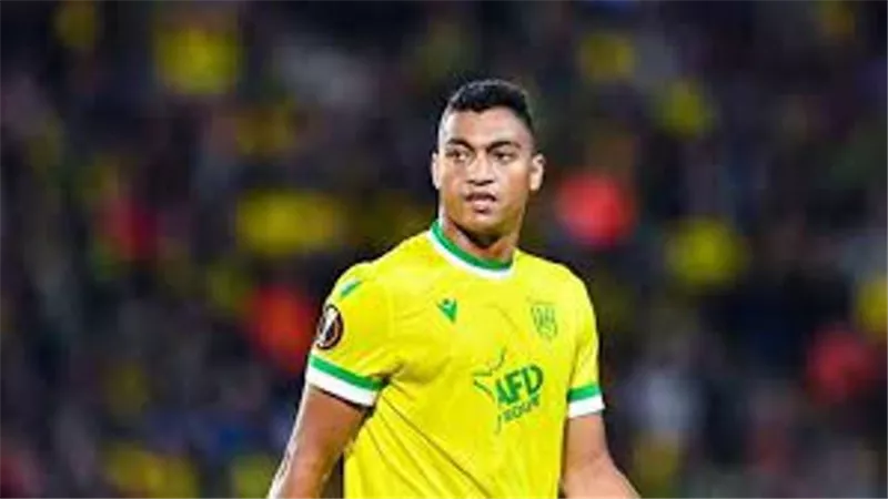مش هيسيبوك فى حالك.. أحمد موسى محذرا مصطفى محمد