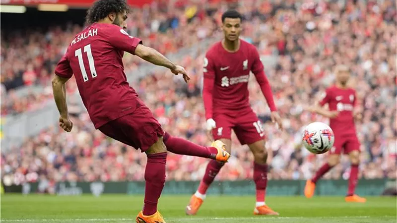 ليفربول يتقدم بهدفى جونز وصناعة صلاح أمام ليستر سيتى بالبريميرليج