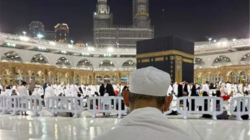 شيخ الأزهر يؤدي مناسك العمره خلال زيارته للسعودية