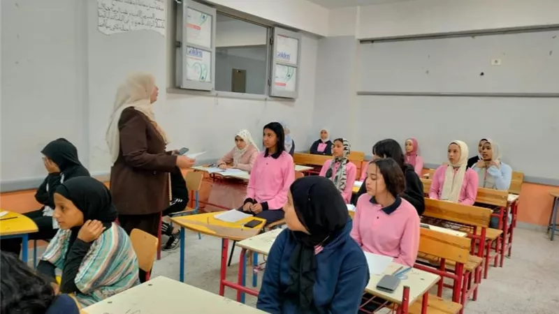 طلاب ثانية إعدادي بالجيزة يؤدون اليوم امتحان اللغة العربية