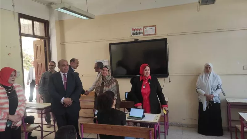 طلاب الثاني الثانوي بالجيزة يؤدون امتحان اللغة الأجنبية الثانية