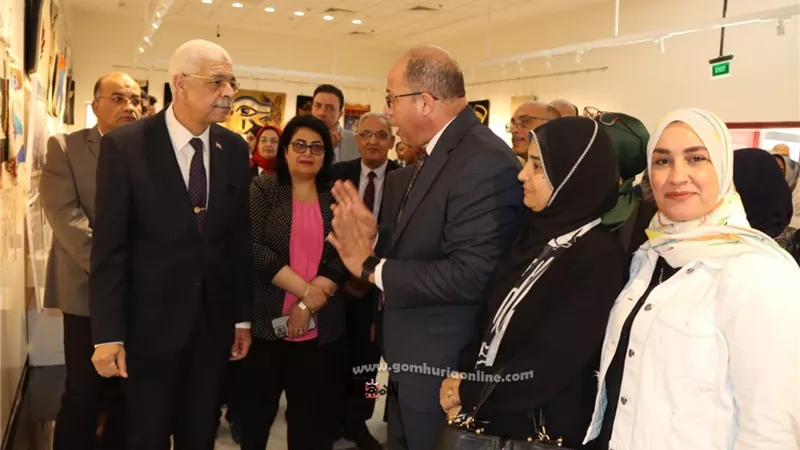 لوحات ومشغولات التربية النوعية تجذب الأنظار في الأسبوع الثقافى