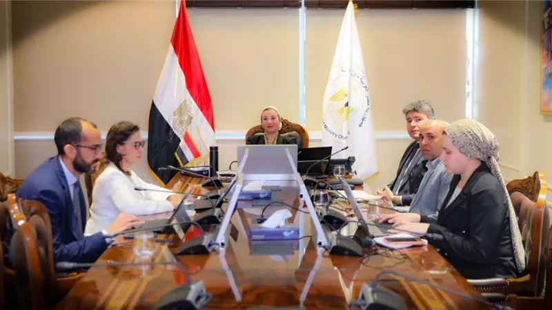 وزيرة البيئة تبحث سبل تهيئة المناخ للحد من إستخدام الأكياس