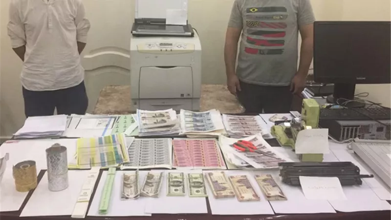 ضبط عنصرين إجراميين لقيامهما بتزوير العملات الوطنية والكارنيهات