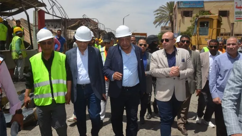 محافظ بني سويف يتفقد أعمال رفع آثار حريق معرض شباب مصر