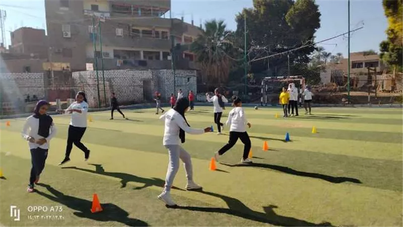 فتيات 