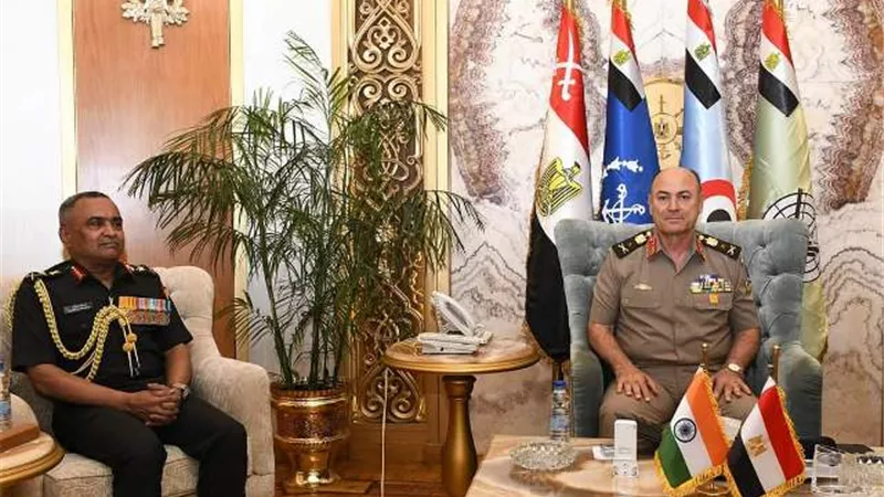 الفريق أسامة عسكر رئيس الأركان يلتقى الفريق أول مانوج باندا قائد الجيش الهندى