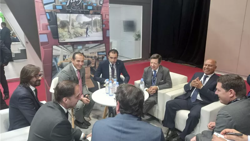 الوزير يبحث إنشاء مصنعين للوحدات المتحركة للقطارات و مترو الأنفاق