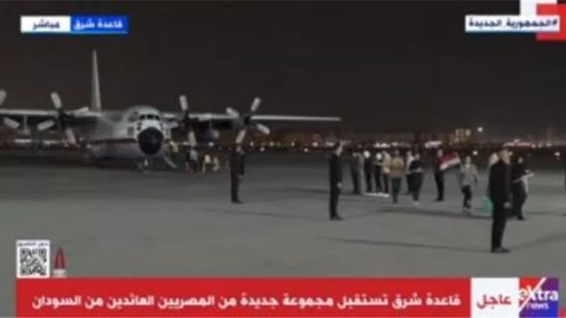 دفعة جديدة من المصريين تصل قاعدة شرق بعد إجلائهم من السودان