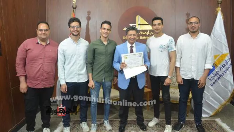 طلاب كلية هندسة دمياط يهدون فوزهم في مسابقة دولية لرئيس الجامعة
