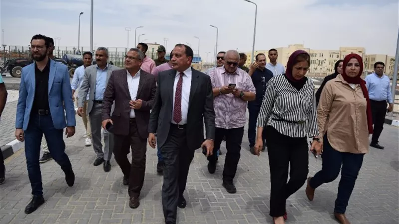 رئيس جامعة بنى سويف الأهلية يستقبل الطلاب العائدين من السودان