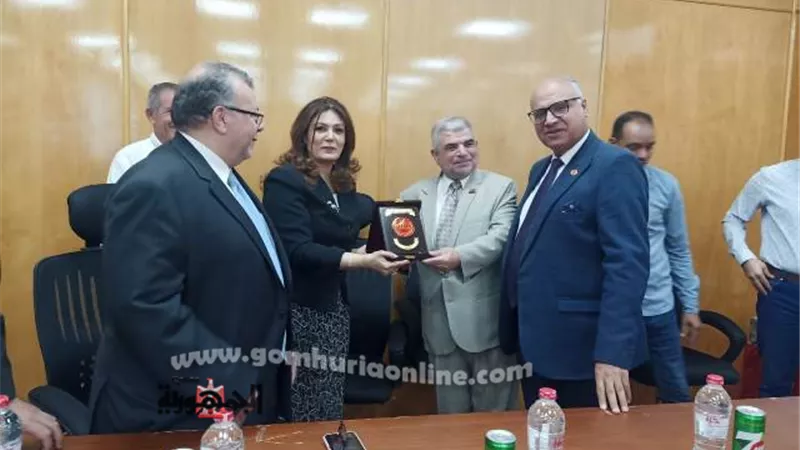 جامعة السادات تكرم مدير عام المشتريات لبلوغه سن التقاعد