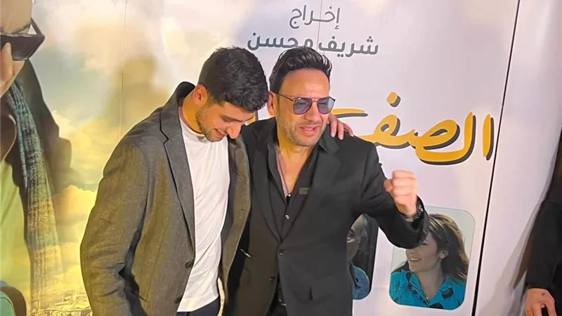 مصطفى قمر يدعم ابنه فى العرض الخاص فى 