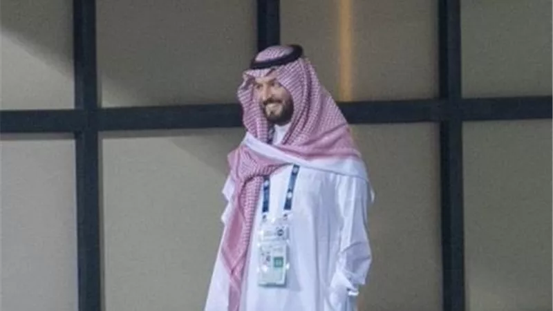 رئيس الهلال يتدخل لتهدئة جماهير فريقه التي هاجمت لاعبي الاتحاد