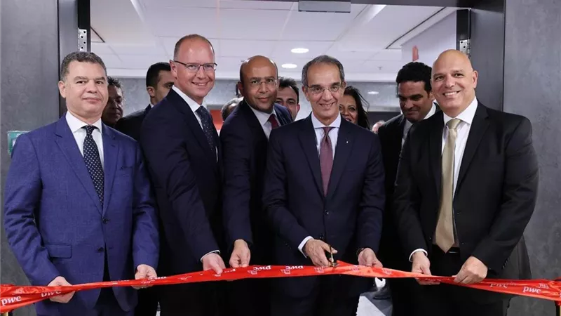 طلعت يفتتح مركز التكنولوجيا والابتكار لـ بى دبليو سى البريطانى بالقاهرة