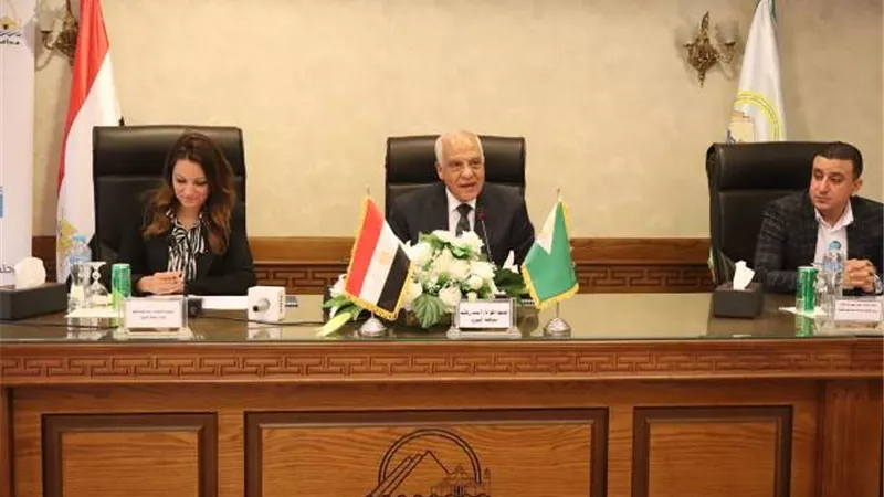 محافظ الجيزة يسلم منح ماليةلـ50 فتاه من اليتيمات للمساعدة للزواج