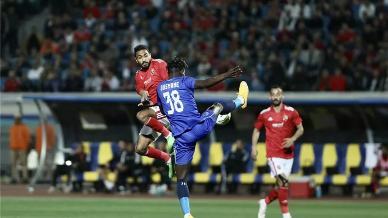 الكاف يوقع عقوبة مالية ضخمة على الأهلي بسبب الهلال