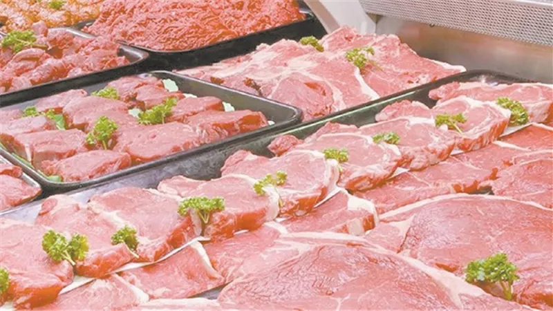 بعد المطالبات بوقف بيع اللحوم بالأسواق.. الجزارون يرحبون