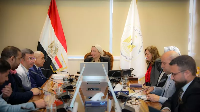 وزيرة البيئة تلتقي بفريق مشروع تخرج 
