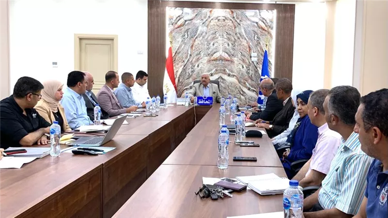 محافظ السويس يناقش بدء العمل بمنظومة إصدار تراخيص المحلات