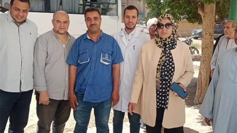 مناظرة ٧٠٠ حالة في قافلة طبية بقرية الرحمانية بقنا