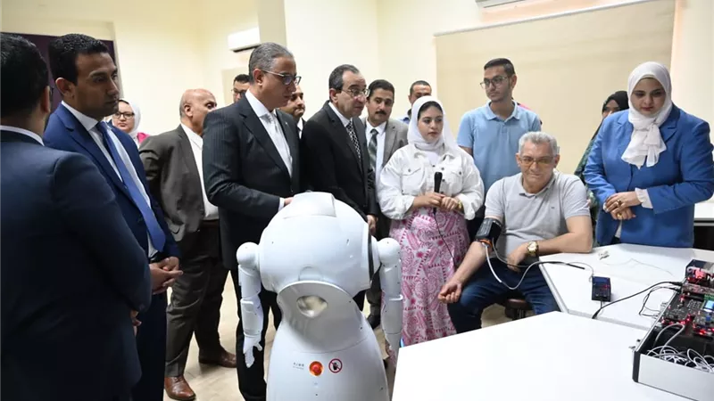 محافظ الفيوم ورئيس الجامعة يفتتحان المكتبة الذكية بكلية الحاسبات