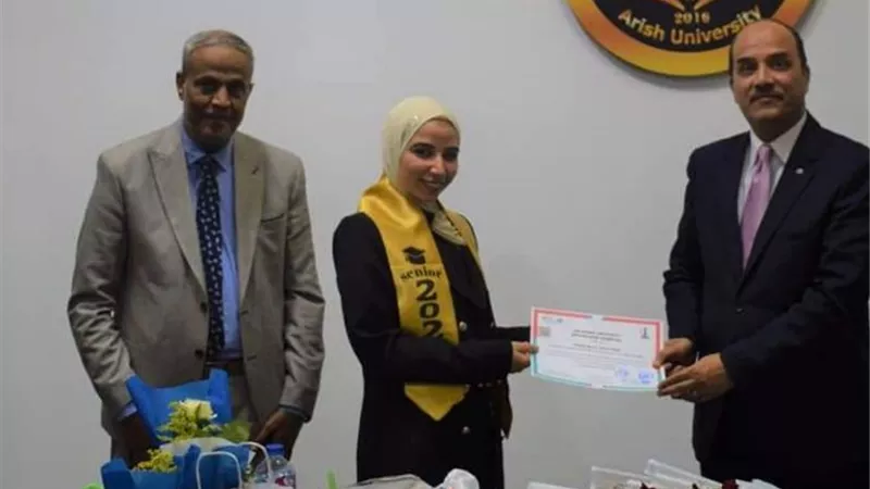 رئيس جامعة العريش، يشهد معرض مشروعات تخرج طلاب كلية الاقتصاد