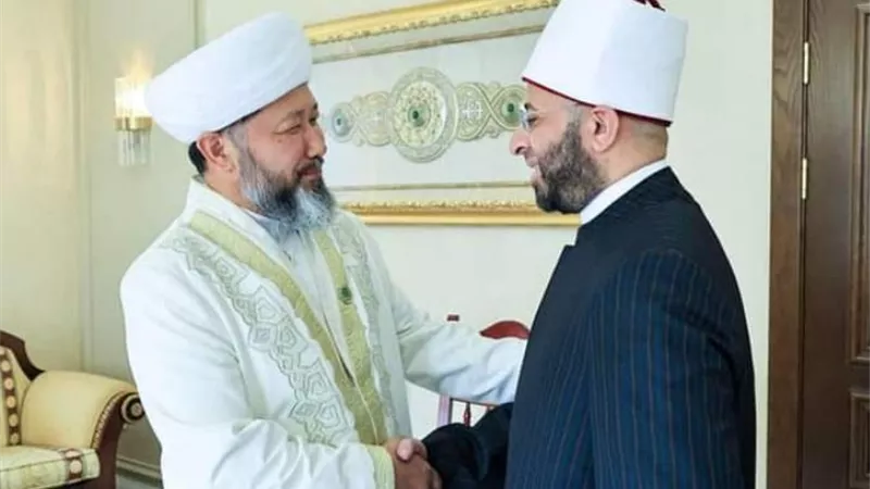 مفتي كازاخستان يهدي الأزهري زي 