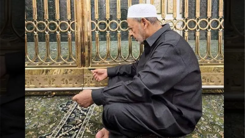 شيخ الأزهريؤدى صلاة العشاء فى المسجد النبوي
