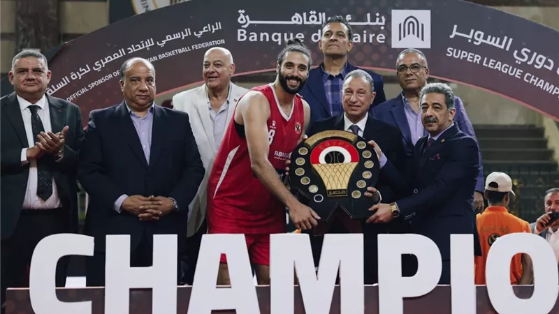بيرسي تاو ينشر إحتفال سيف سمير بدوري السلة
