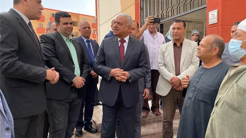 محافظ السويس يتفقد لجان إمتحانات الشهادة الاعدادية