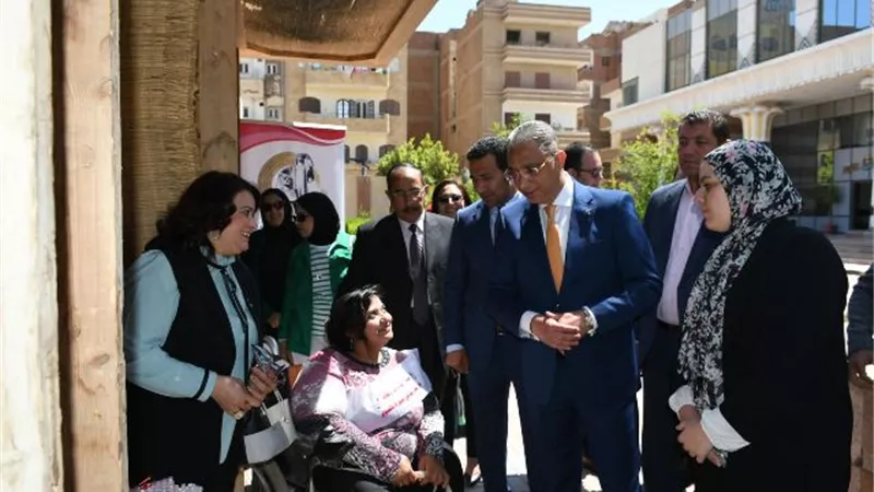 محافظ الفيوم يبحث تنظيم ورش تدريبية لمنتجي الحرف اليدوية