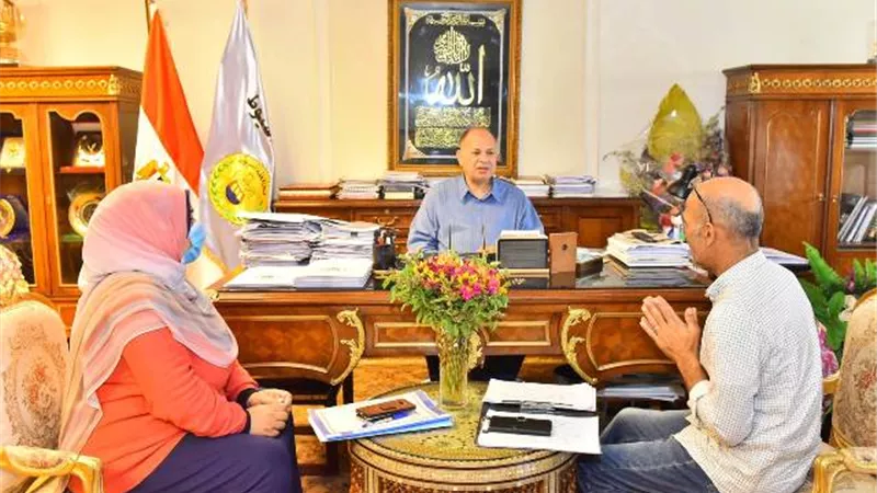 محافظ أسيوط يناقش سبل الاستفادة من الاعلانات لتعظيم الإيرادات