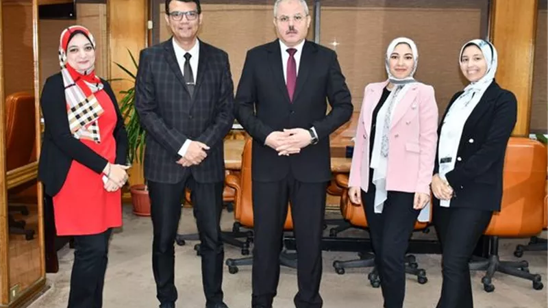 رئيس جامعة القناة يجتمع بأعضاء هيئة التدريس بكلية الألسن