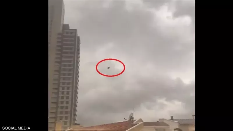 صدق او لا..بسبب الرياح اريكة تطير فى السماء
