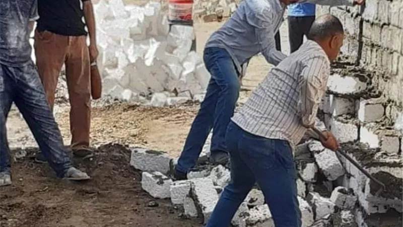 قرى مركز المنيا تتصدى لإزالة خمس حالات تعدى على اراضى زراعية