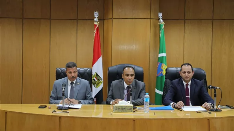 نائب محافظ المنيا يناقش الاستراتيجية الوطنية للصناعات