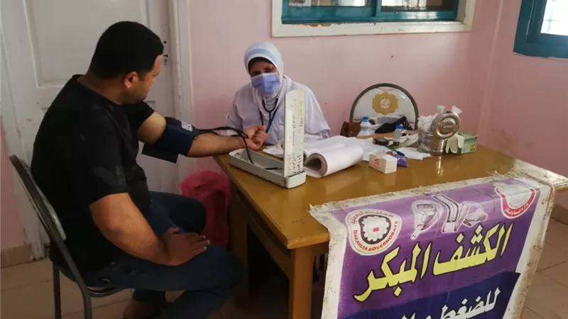 الكشف على 1710 مريضاً فى قافلة علاجية في منشأة شومان