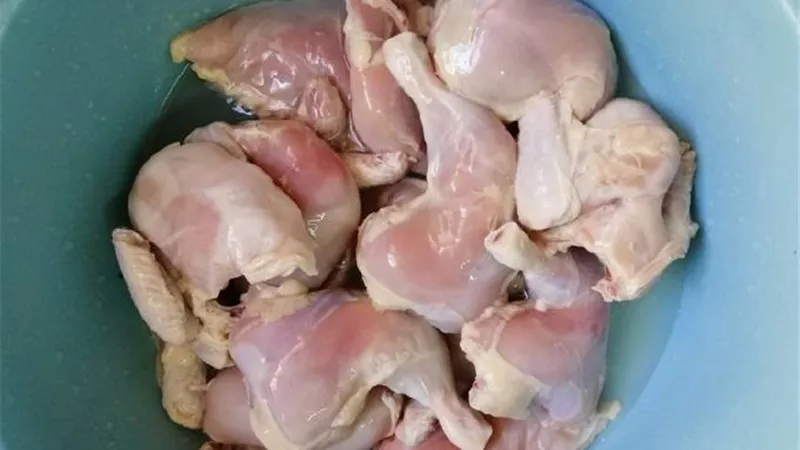 الطريقة الصحيحة لتنظيف الدجاج