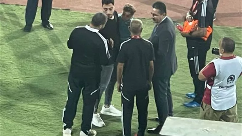 أكرم توفيق يدعم لاعبى الاهلى من الملعب قبل مباراة الترجى.. شاهد